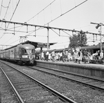 824741 Afbeelding van de zomerdrukte met reizigers op het perron van het N.S.-station Valkenburg, met langs de perrons ...